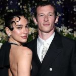 Callum Turner revela que él y Dua Lipa leían el mismo libro la noche en que se conocieron