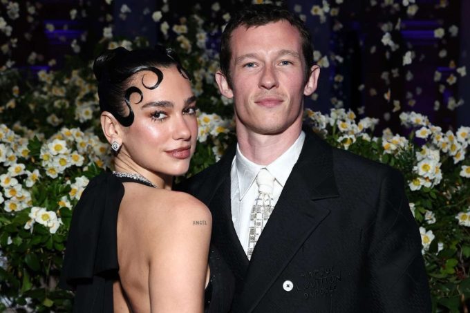 Callum Turner revela que él y Dua Lipa leían el mismo libro la noche en que se conocieron