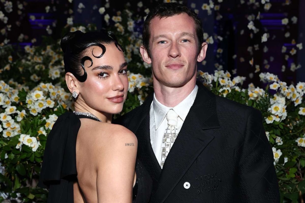 Callum Turner revela que él y Dua Lipa leían el mismo libro la noche en que se conocieron