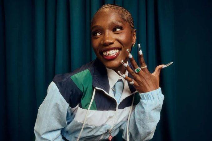 Doechii protagoniza hilarante momento tras tirarse por un tobogán durante su gira en Estados Unidos