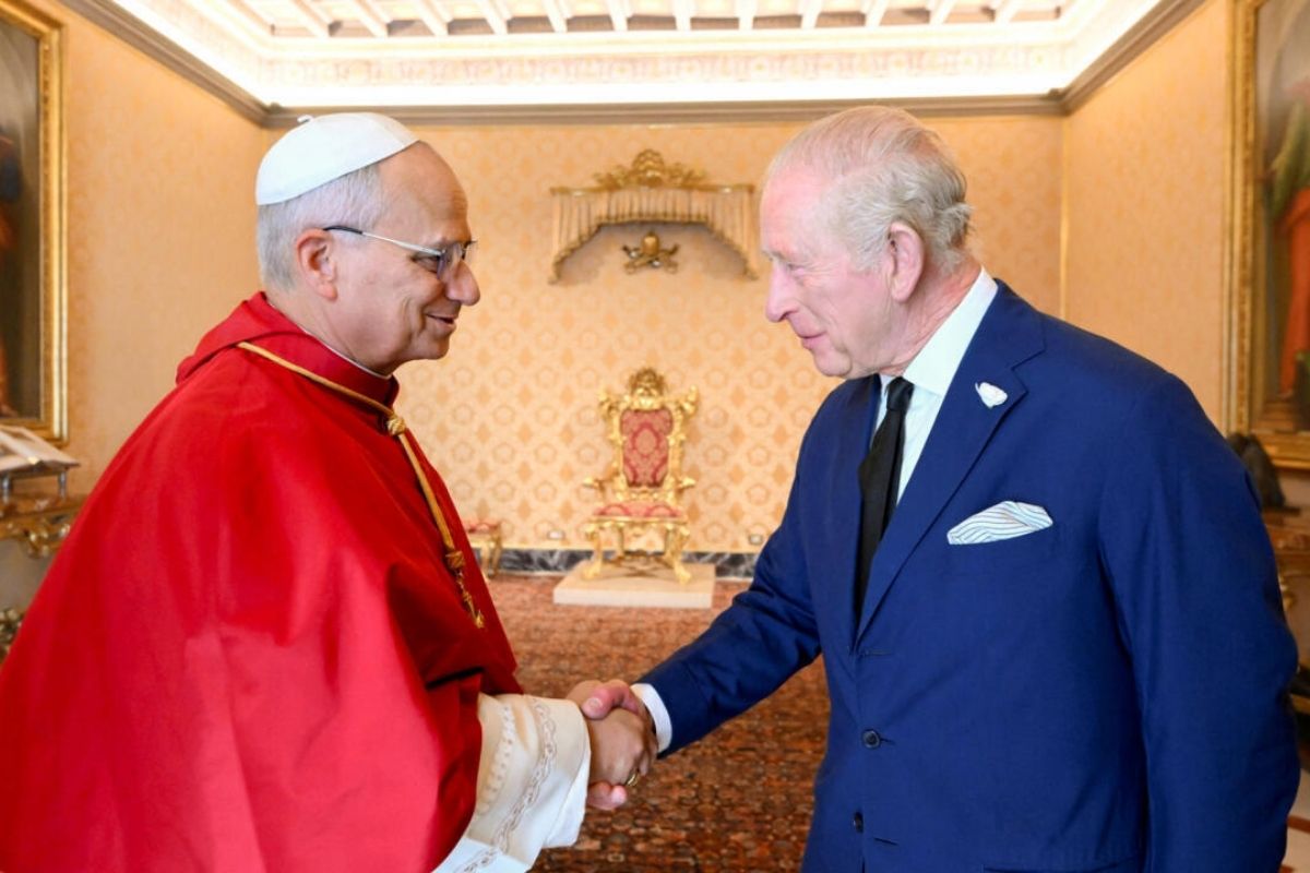 El rey Carlos III hizo historia al rezar por primera vez con el Papa León XIV