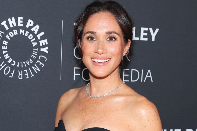 Meghan Markle debuta en la Semana de la Moda de París en el desfile de Balenciaga