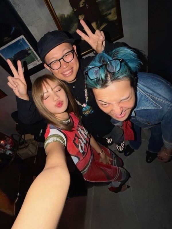 G-Dragon y Lisa de BLACKPINK comparten una nueva selfie juguetona G-Dragon y Lisa de BLACKPINK comparten una nueva selfie juguetona