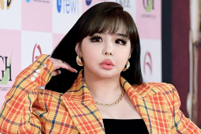 Park Bom de 2NE1 demanda al ex director de YG Entertainment por mas de 50 millones de dólares