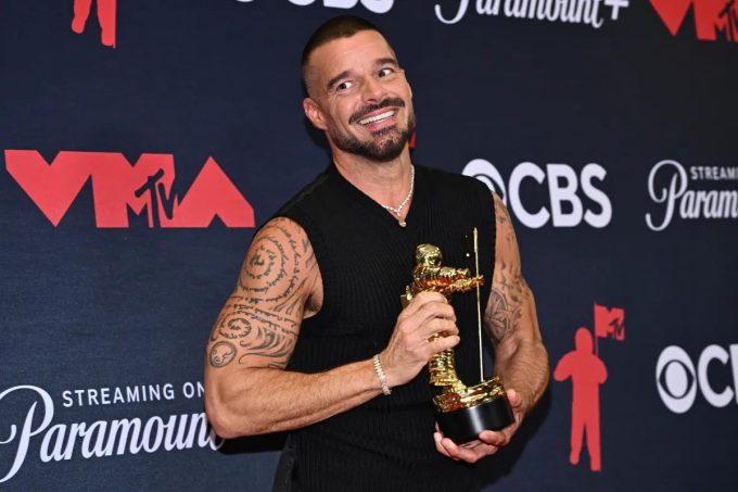 Ricky Martin comparte una nueva selfie sin camisa y encanta a sus fans