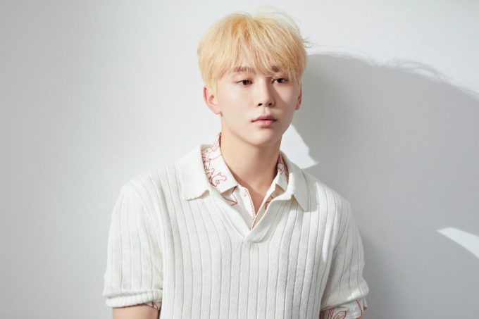 Seungkwan de Seventeen comparte la nueva portada de ELLE Korea con su perro Bbu-kkeu