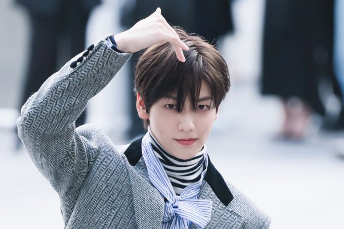 Soobin de TXT encanta con su impecable look de Valentino en la Semana de la Moda de París