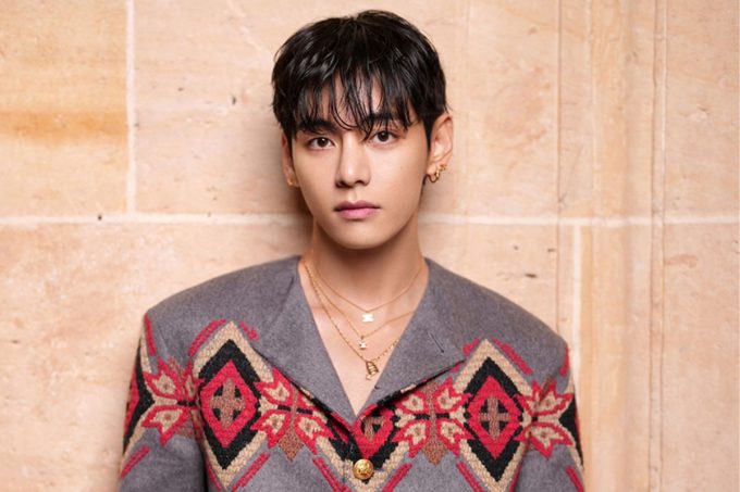 V de BTS regala un ramo de flores a sus fans durante su aparición en el 'Vogue World Hollywood'