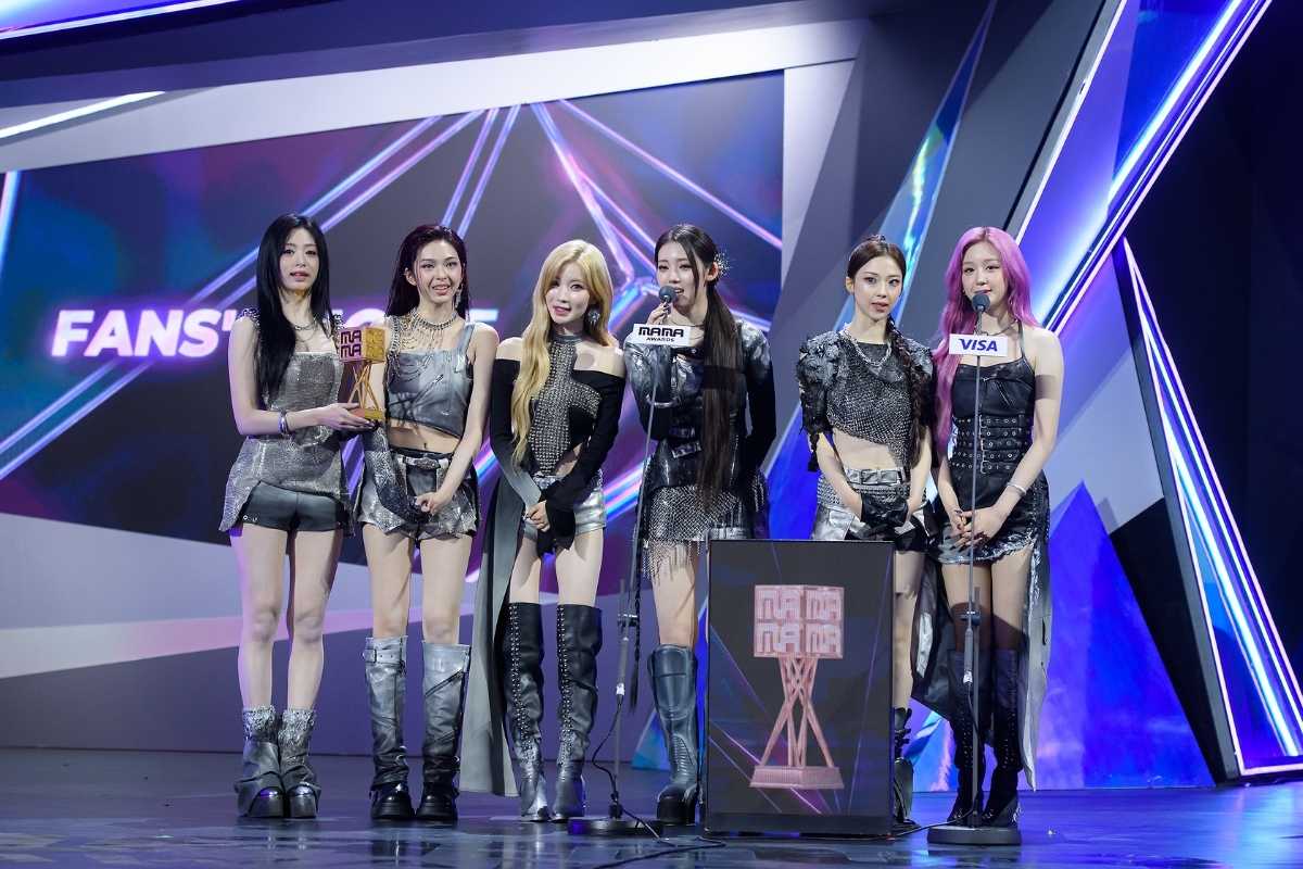 BABYMONSTER interpretó 'Golden' de HUNTRIX en los MAMA 2025