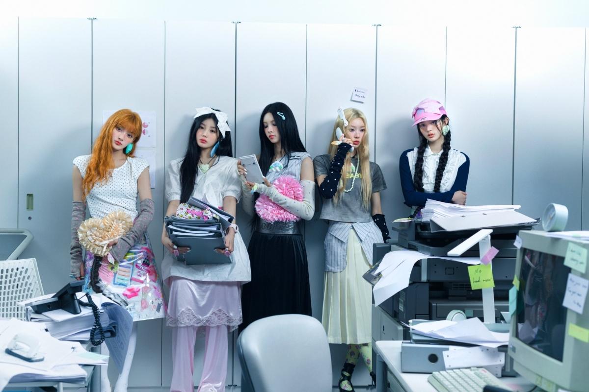 ILLIT encanta con su radiante y colorido estilo mientras van a la oficina en nuevas fotos conceptuales