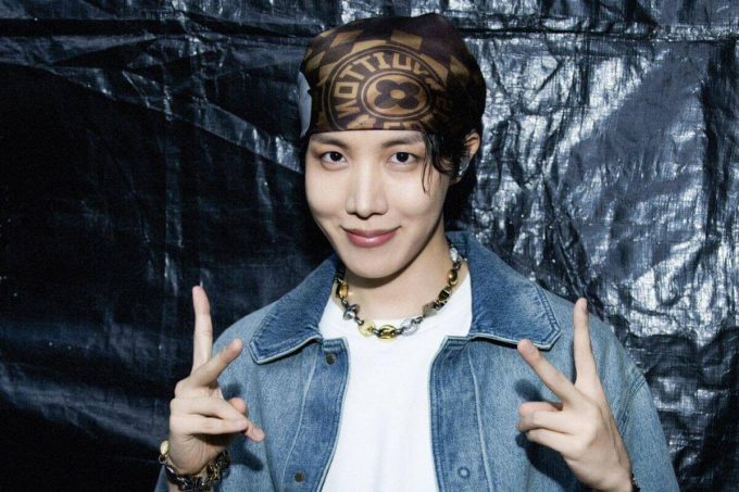 J-Hope de BTS expresa su preocupación por la apretada agenda de las chicas de LE SSERAFIM
