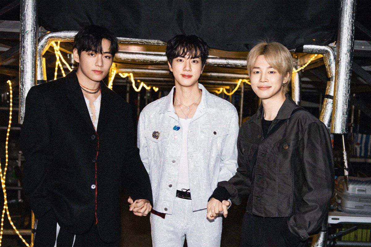 V y Jimin de BTS se unen a Jin en una emotiva actuación en su concierto 'encore'