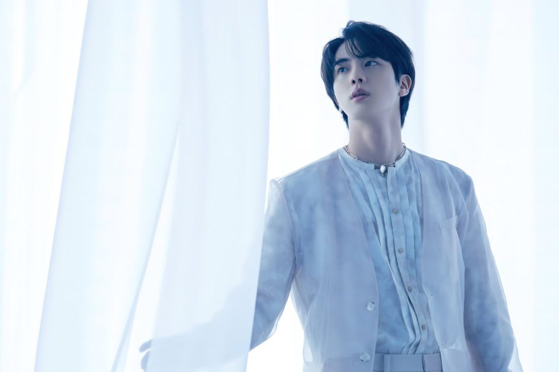 Jin de BTS encanta con joyas de lujo y belleza natural para la revista SPUR