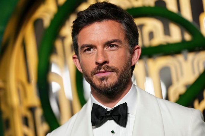 Jonathan Bailey es nombrado el 'Hombre Vivo Más Sexy' de la revista People