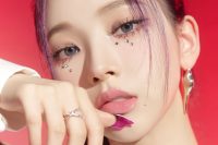 Karina de aespa comparte sus tips de maquillaje en un nuevo video de W Korea