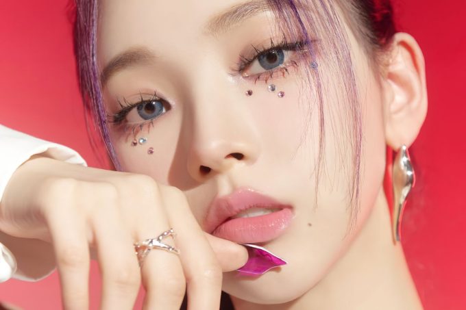 Karina de aespa comparte sus tips de maquillaje en un nuevo video de W Korea