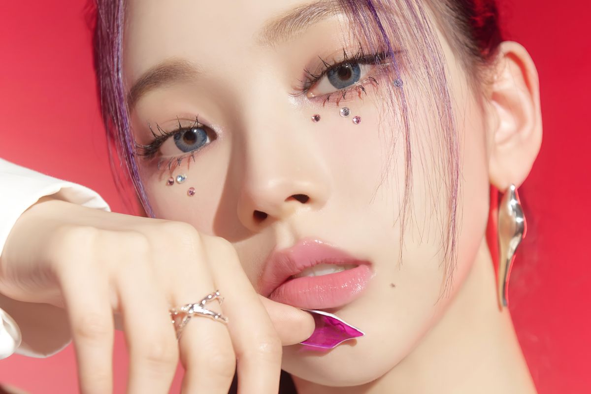 Karina de aespa comparte sus tips de maquillaje en un nuevo video de W Korea