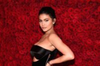 Kylie Jenner deja babeando a más de uno con un sensual y pronunciado escote