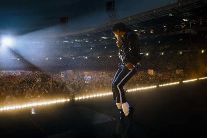 Michael Jackson mira el tráiler de la nueva película biográfica del Rey del Pop
