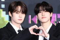 Stray Kids Han acaricia la pierna de Lee Know mientras promocionan 'Do It'