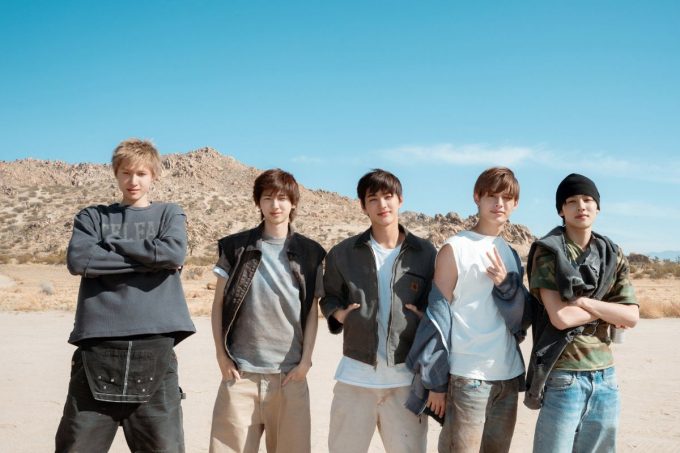 Un fuerte caos en el aeropuerto por la llegada de CORTIS deja una azafata herida