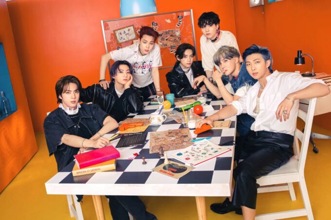 BTS comparte nuevas fotos en el salón de práctica antes de su regreso