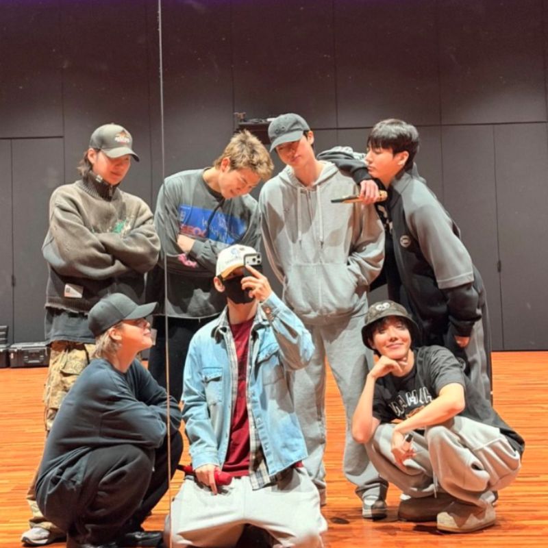 BTS comparte nuevas fotos en el salon de práctica antes de su regreso BTS comparte nuevas fotos en el salon de práctica antes de su regreso