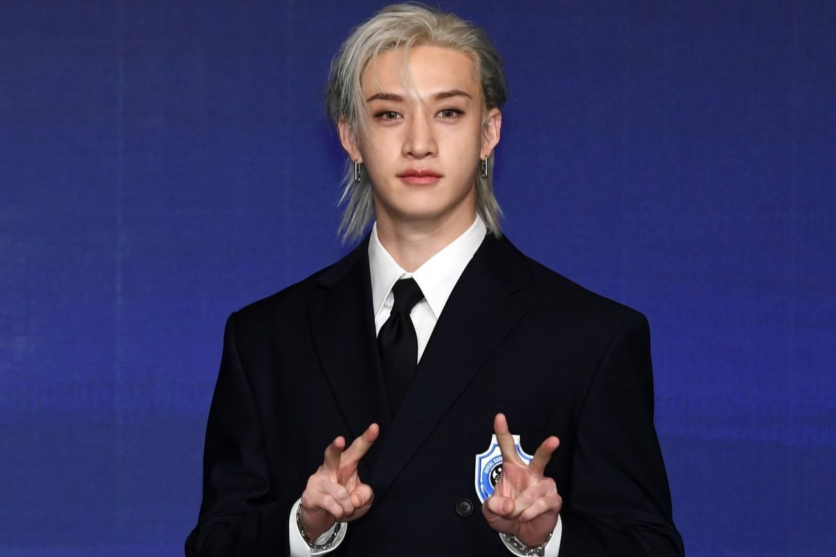 Bang Chan camina por el set de grabación de Stray Kids sin camisa