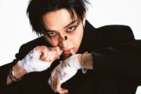 Bang Chan de Stray Kids levanta 200 kg en prensa de pierna en un nuevo video