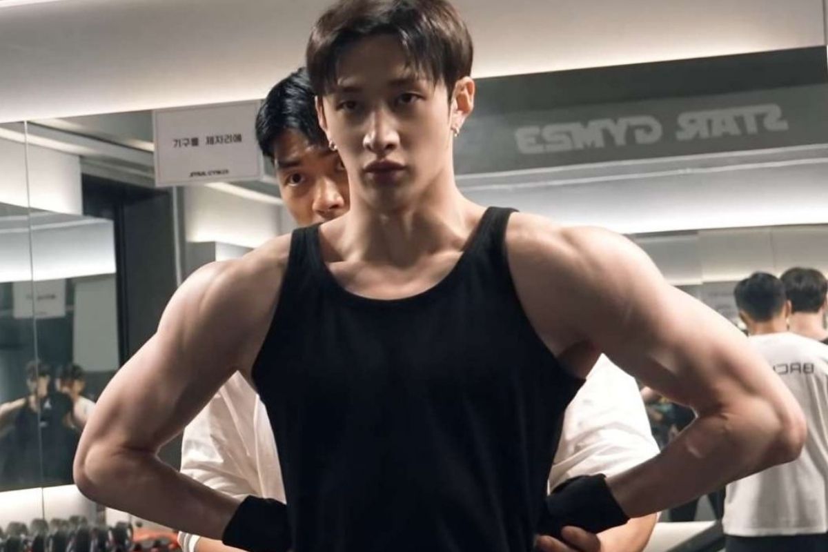 Bang Chan de Stray Kids levanta 200 kg en prensa de pierna en un nuevo video