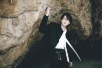 Changbin de Stray Kids se destapa el pecho juguetona y atrevidamente