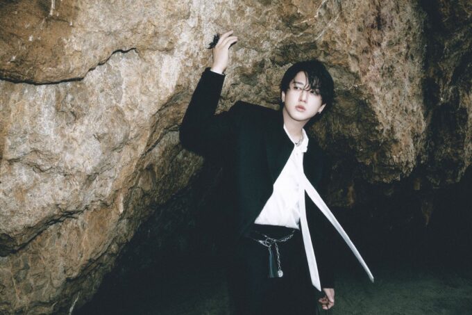 Changbin de Stray Kids se destapa el pecho juguetona y atrevidamente