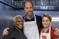 El príncipe William y el príncipe George se unen para preparar un solidario almuerzo de Navidad