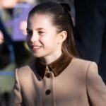 La princesa Charlotte se detiene durante la caminata real de Navidad para tomarse una selfie con una fan