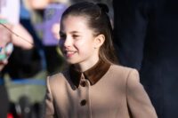 La princesa Charlotte se detiene durante la caminata real de Navidad para tomarse una selfie con una fan