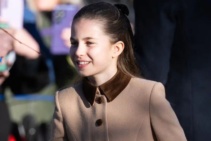 La princesa Charlotte se detiene durante la caminata real de Navidad para tomarse una selfie con una fan