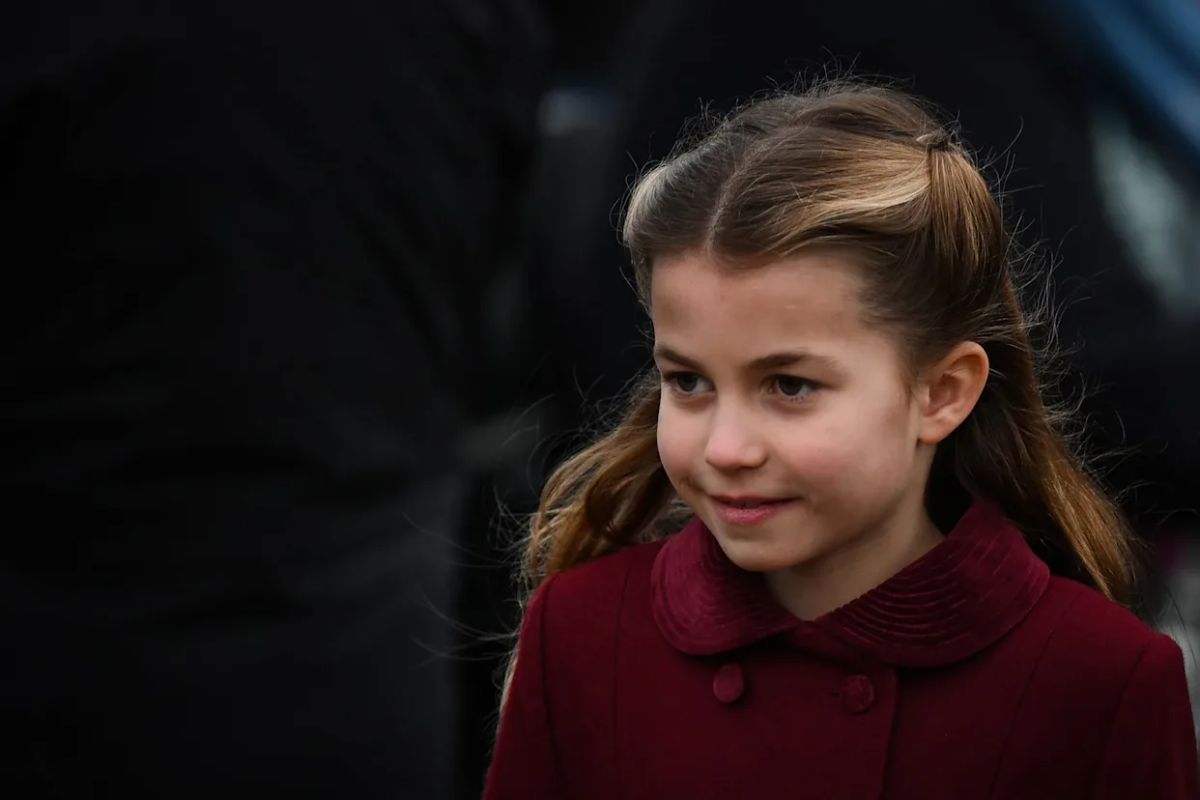 La princesa Charlotte luce una réplica miniatura del icónico abrigo café de Kate Middleton