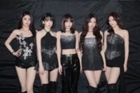 Las chicas de LE SSERAFIM invitaron a drag queens a cantar al festival Gayo Daejeon 2025