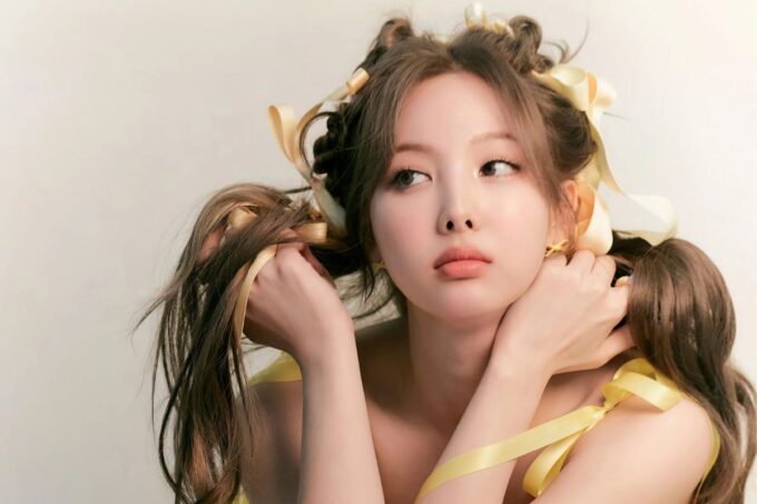 Nayeon de TWICE se hace viral tras quitarse las extensiones para el cabello casualmente