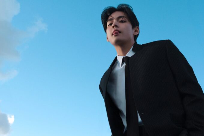 V de BTS encanta con nuevas fotografías sin camisa para su próximo photobook 'TYPE 非'