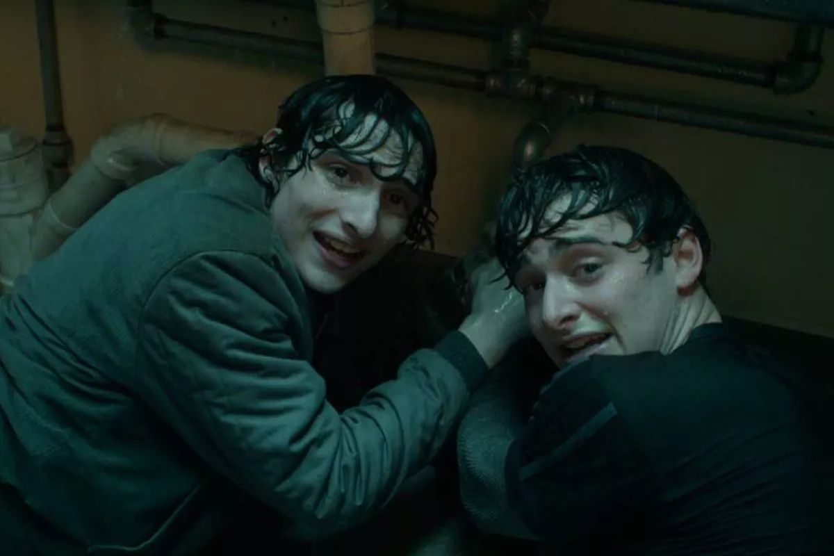 Will y Mike juntos en la escena del baño en la 5ta temporada de Stranger Things