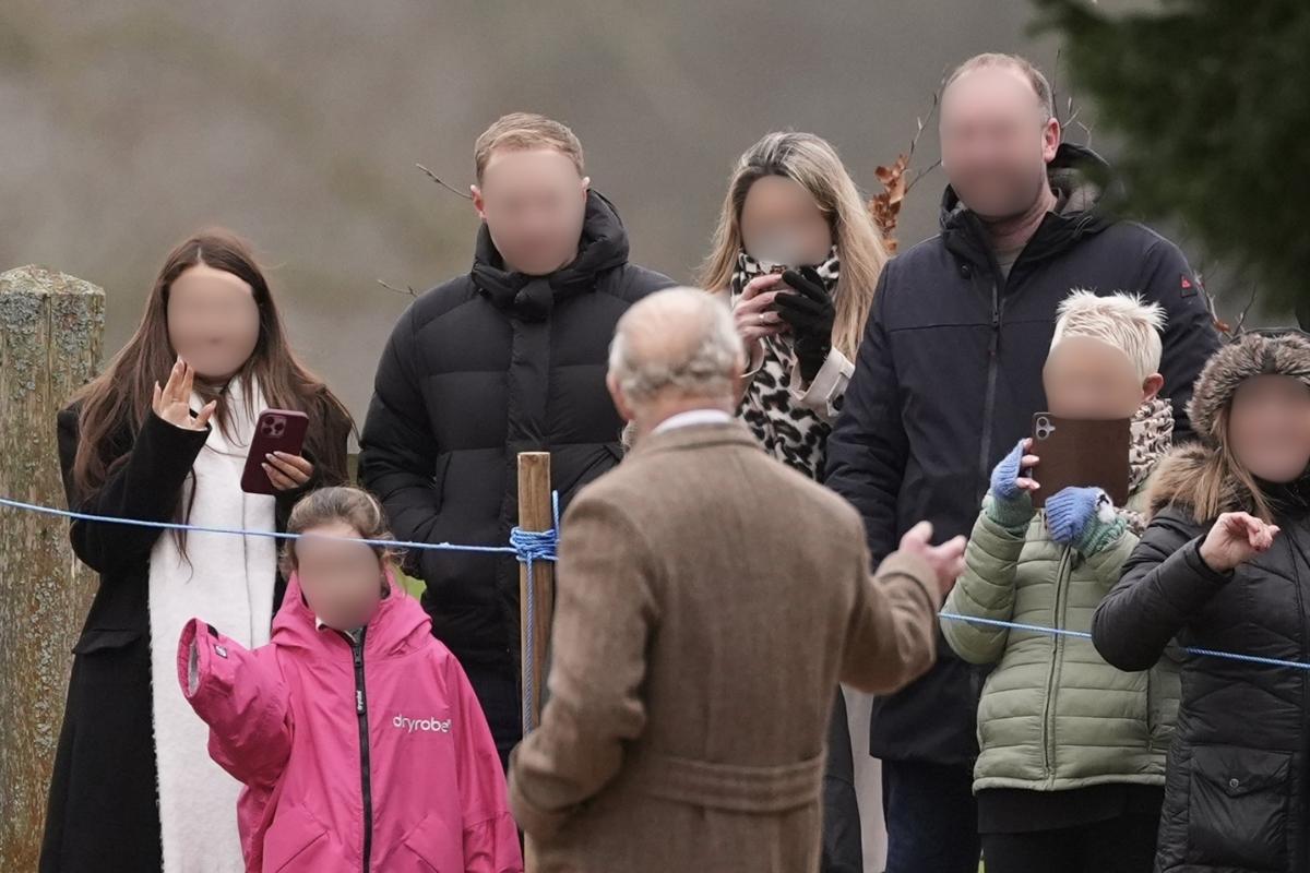 El rey Carlos III asiste al último servicio religioso dominical de 2025