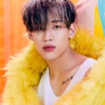Bambam de GOT7 reconoce la firma de Hyunjin de Stray Kids mientras autografiaba objetos para los fans