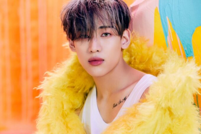 Bambam de GOT7 reconoce la firma de Hyunjin de Stray Kids mientras autografiaba objetos para los fans
