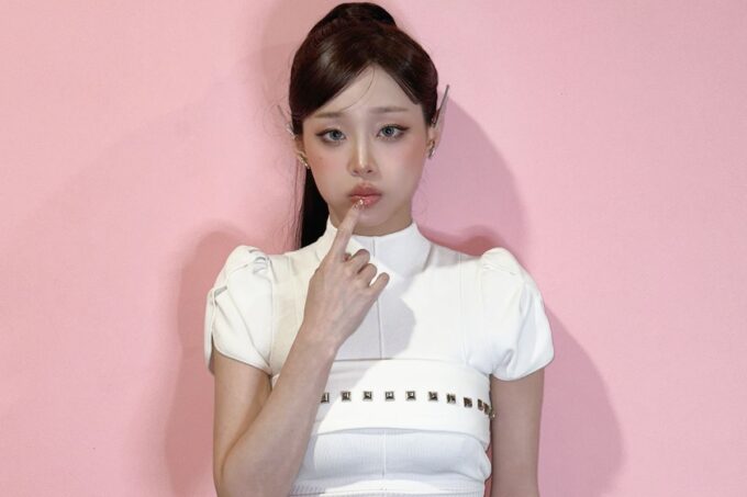 Chuu le da un latigazo a un hombre con su cabello