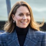 Kate Middleton aprende a tejer un tartan durante su viaje a Escocia