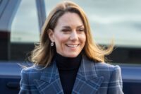 Kate Middleton aprende a tejer un tartan durante su viaje a Escocia