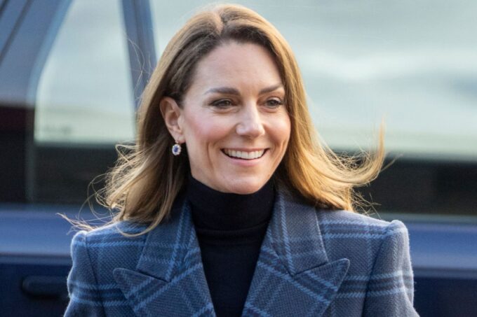 Kate Middleton aprende a tejer un tartan durante su viaje a Escocia