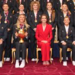 Kate Middleton encanta con un elegante y audaz traje rojo escarlata