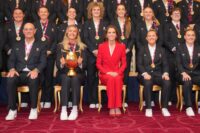 Kate Middleton encanta con un elegante y audaz traje rojo escarlata